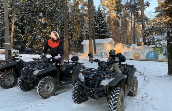 Квадроциклы в лесу зимой