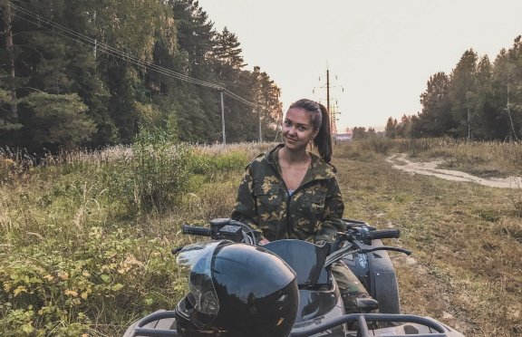 Девушка на квадрацикле